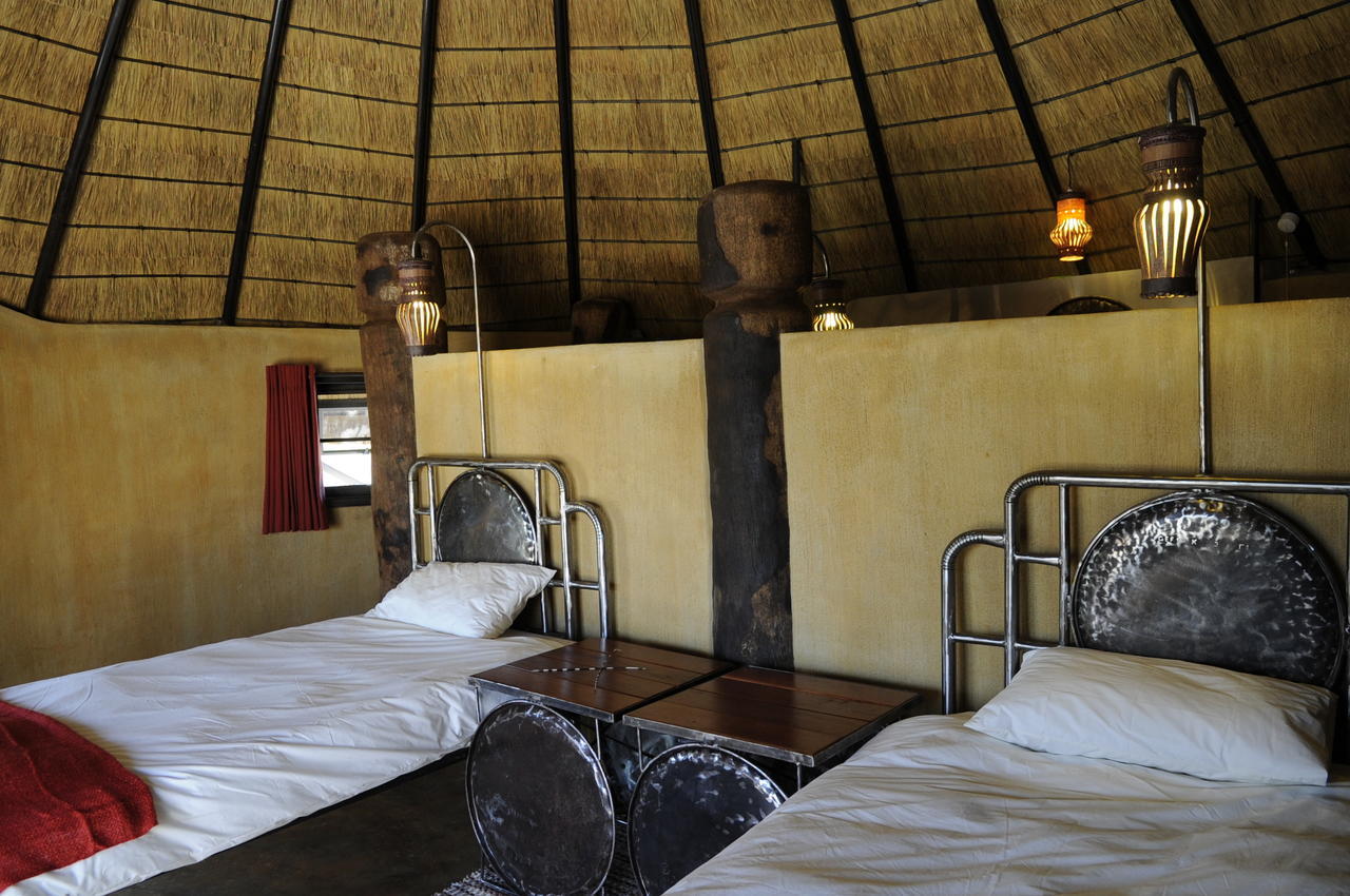 Ongula Village Homestead Lodge Omupumba Extérieur photo